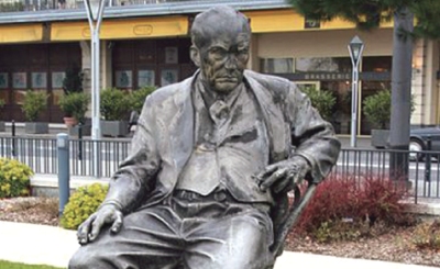 Памятник Владимиру Набокову в Монтре
