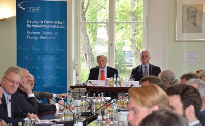 Слева направо: Ави Примор, экс-посол Израиля в Германии, Paul Freiherr von Maltzahn, глава DGAP