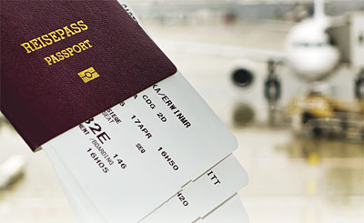 Reisepass und Brodkarte auf Flughafen